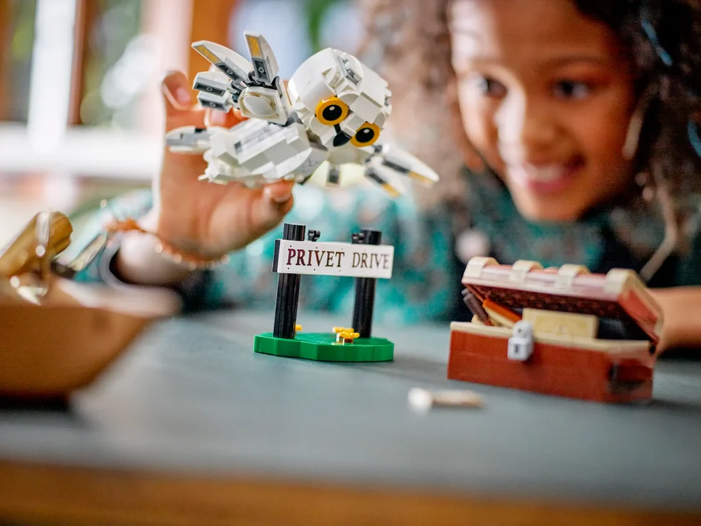 LEGO Harry Potter 76425 Hedviga na Privátnej ceste 4