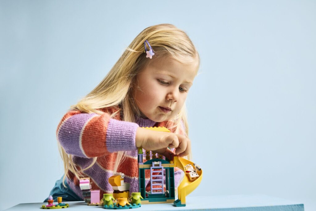 LEGO Bluey 11201 Bluey, Chloe a zábava na ihrisku