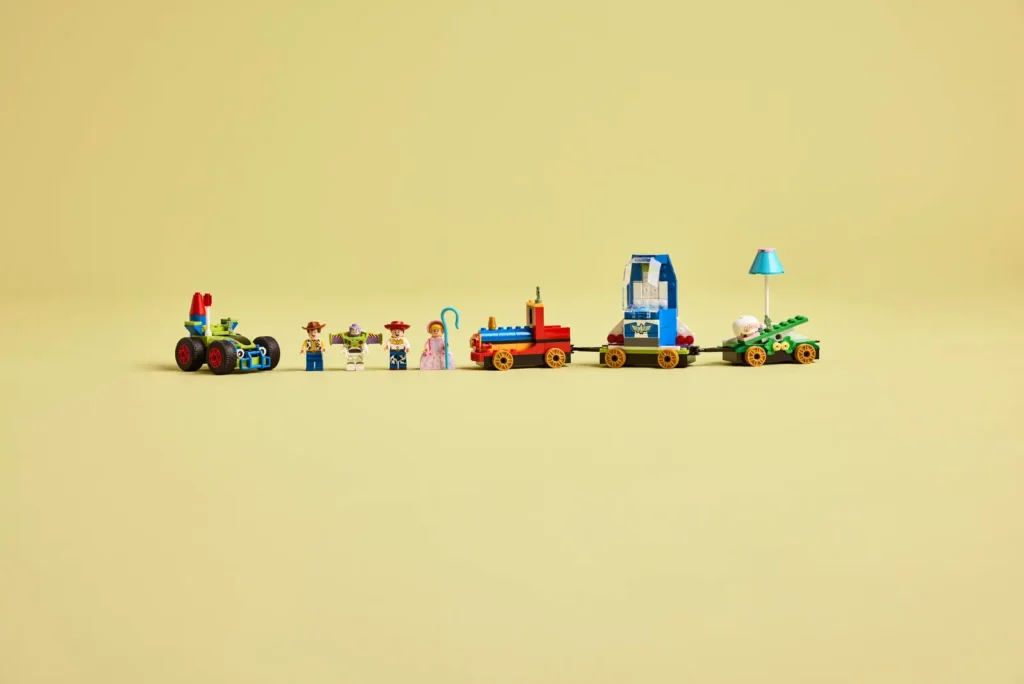 LEGO® Disney 43264 Slávnostný vláčik a Autíčko z Toy Story