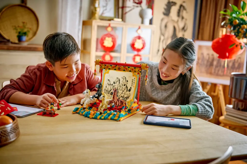 LEGO® 80119 Zvitok s obrazom cválajúcich koní