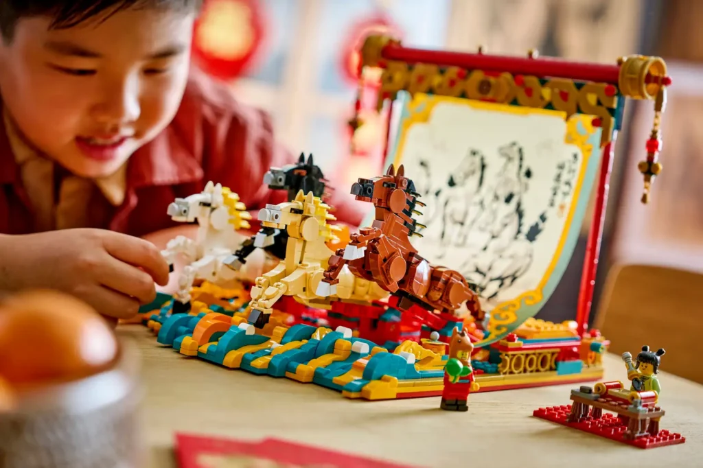 LEGO® 80119 Zvitok s obrazom cválajúcich koní