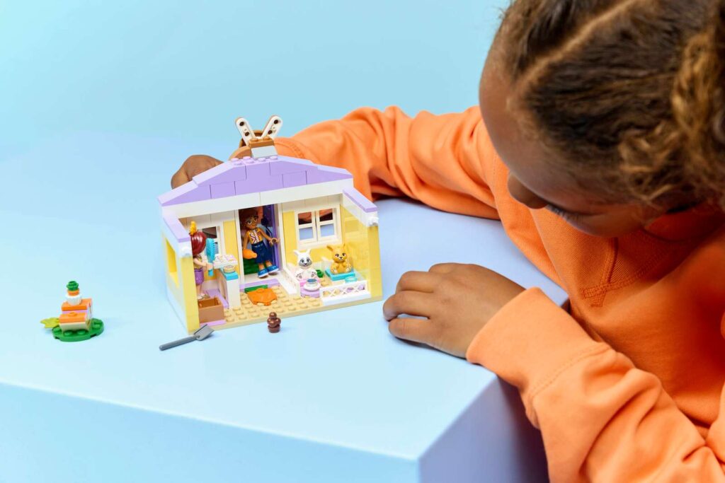 LEGO Friends 42679 Hotel pre zajačikov v mestečku Heartlake