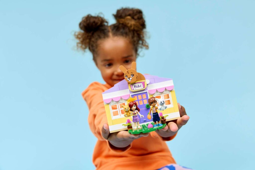 LEGO Friends 42679 Hotel pre zajačikov v mestečku Heartlake