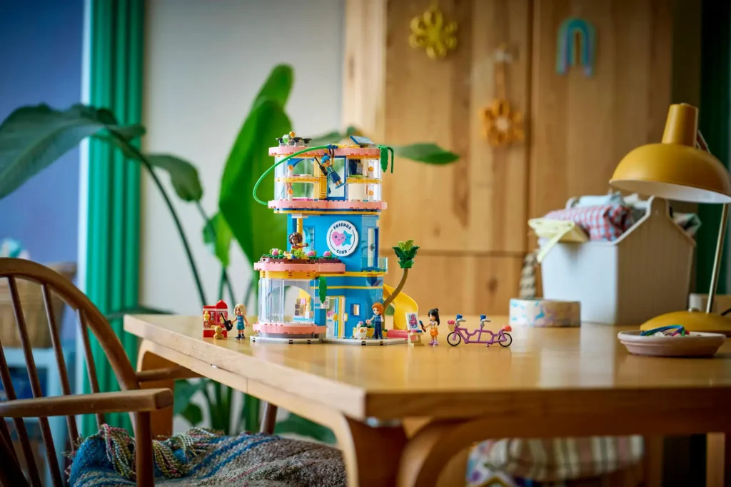 LEGO Friends 42689 Klubovňa kamarátov v mestečku Heartlake