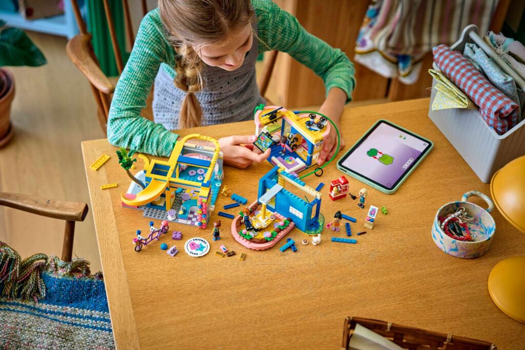LEGO Friends 42689 Klubovňa kamarátov v mestečku Heartlake