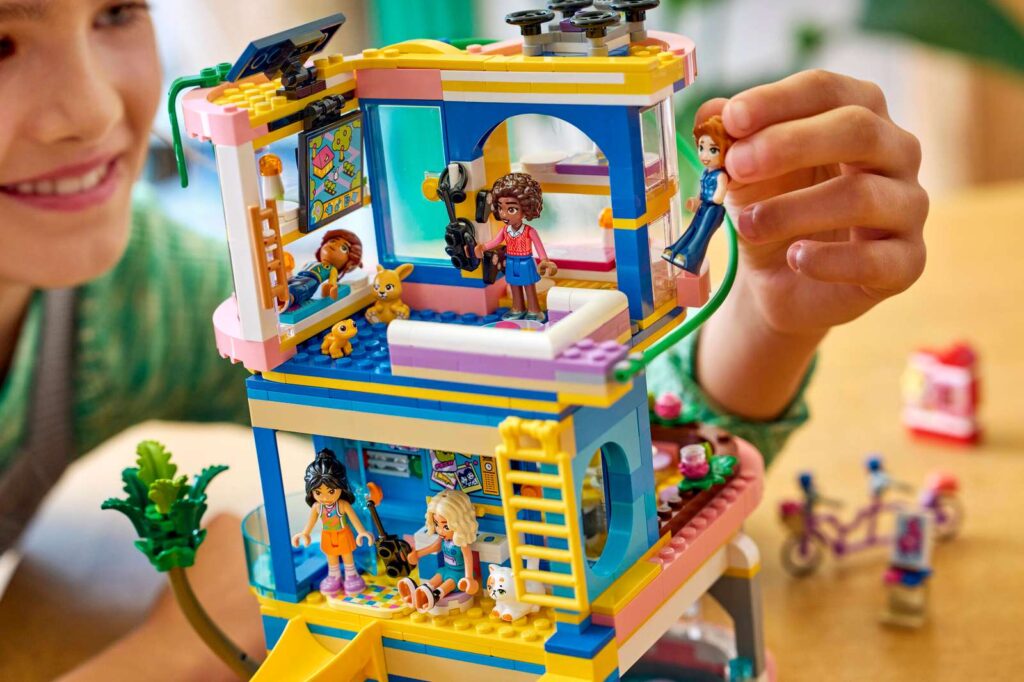 LEGO Friends 42689 Klubovňa kamarátov v mestečku Heartlake