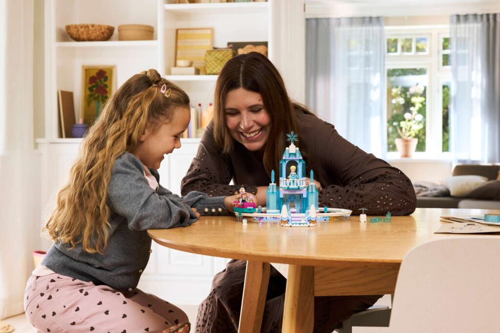 LEGO Disney 43281 Elsin ľadový palác a jazda na snehu