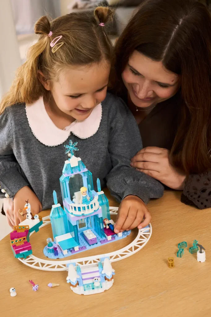 LEGO Disney 43281 Elsin ľadový palác a jazda na snehu