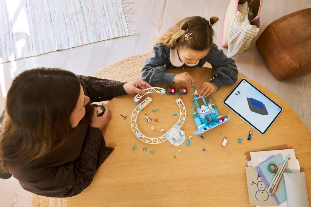 LEGO Disney 43281 Elsin ľadový palác a jazda na snehu