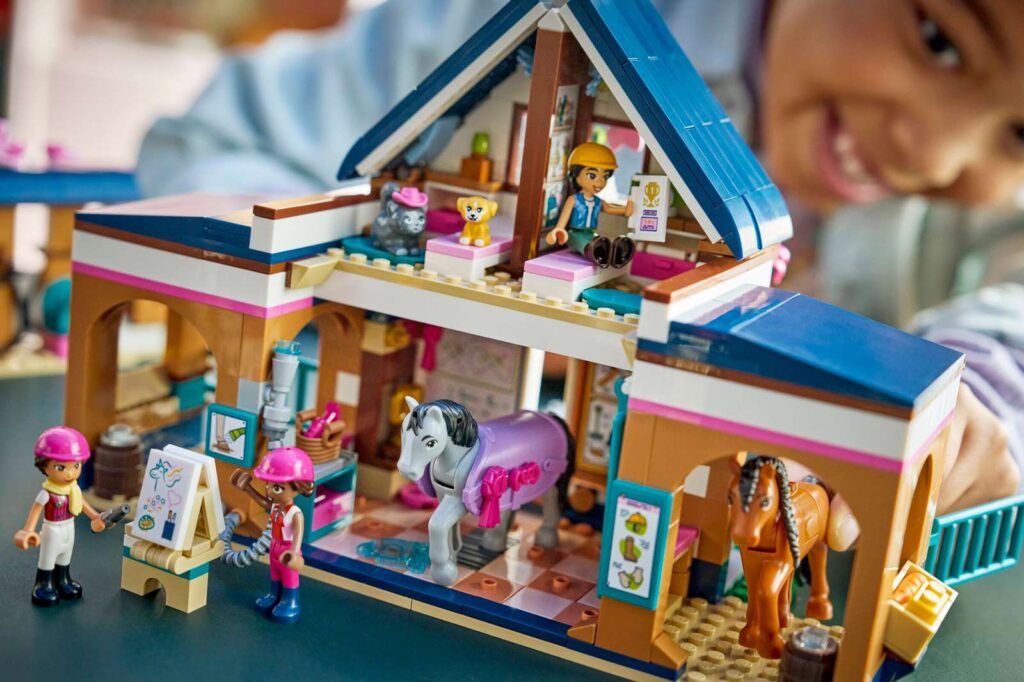 LEGO Friends 42688 Konská stajňa a jazdecká akadémia
