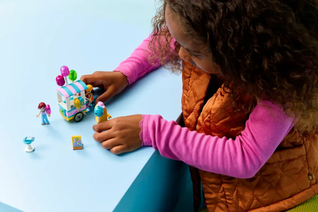 LEGO Friends 42692 Stánok so zmrzlinou a balónmi