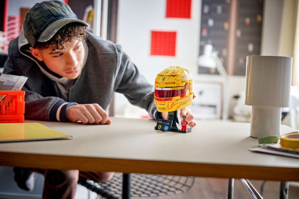 LEGO Editions 43022 Prilba Lewis Hamilton zo Scuderia Ferrari HP