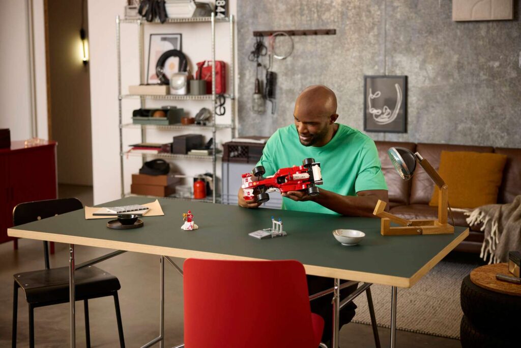 LEGO Icons 11375 Ferrari F2004 a Michael Schumacher