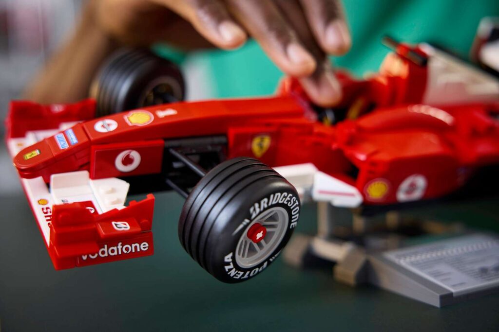 LEGO Icons 11375 Ferrari F2004 a Michael Schumacher
