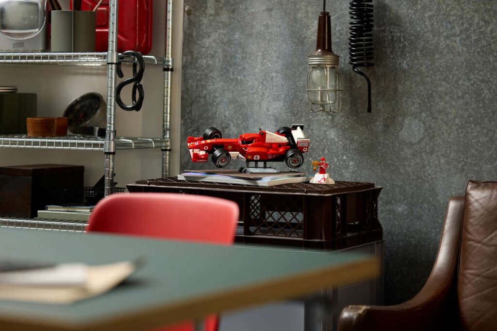 LEGO Icons 11375 Ferrari F2004 a Michael Schumacher