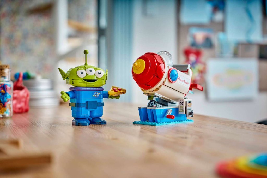 LEGO Disney 43307 Mimozemšťan s vesmírnou loďou Pizza Planet