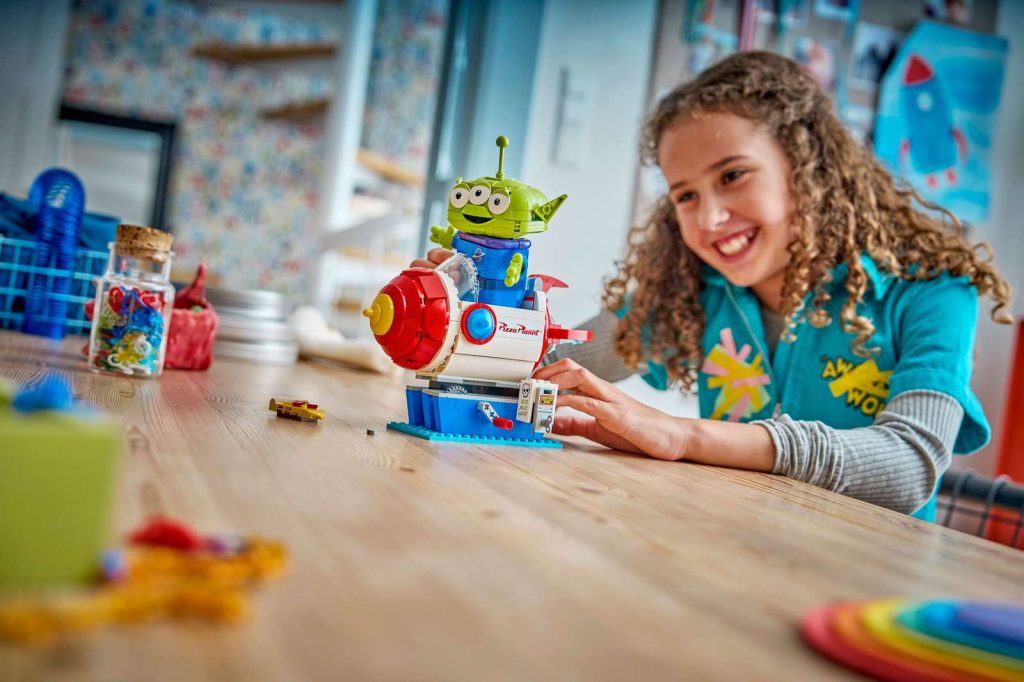 LEGO Disney 43307 Mimozemšťan s vesmírnou loďou Pizza Planet