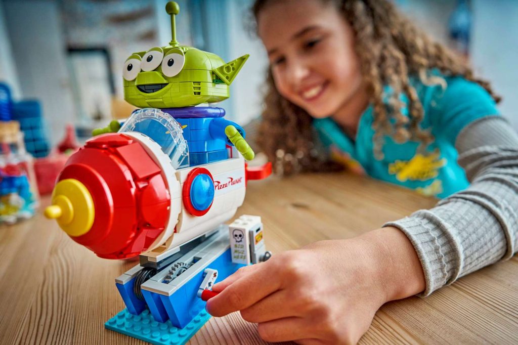 LEGO Disney 43307 Mimozemšťan s vesmírnou loďou Pizza Planet
