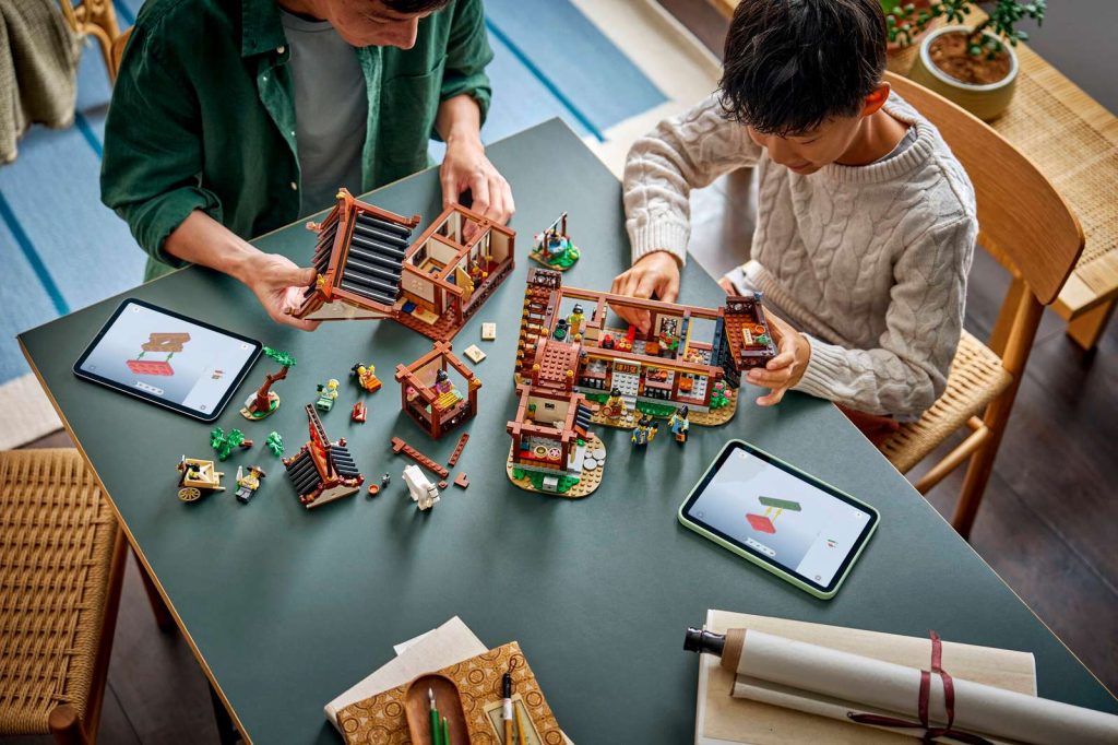 LEGO 80121 Starobylý hostinec s výhľadom na Mesiac
