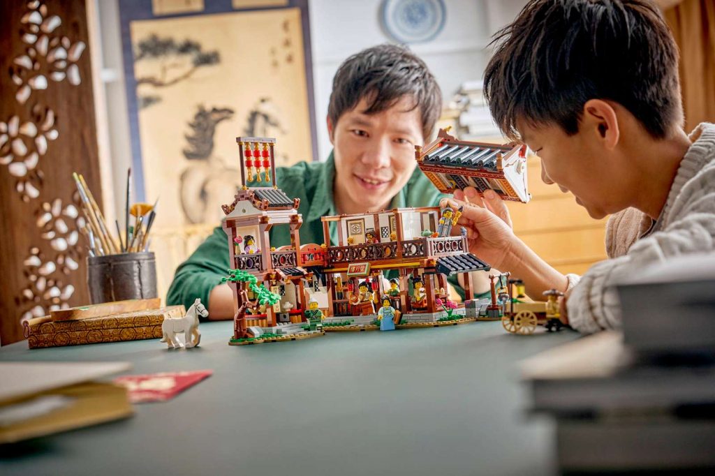 LEGO 80121 Starobylý hostinec s výhľadom na Mesiac