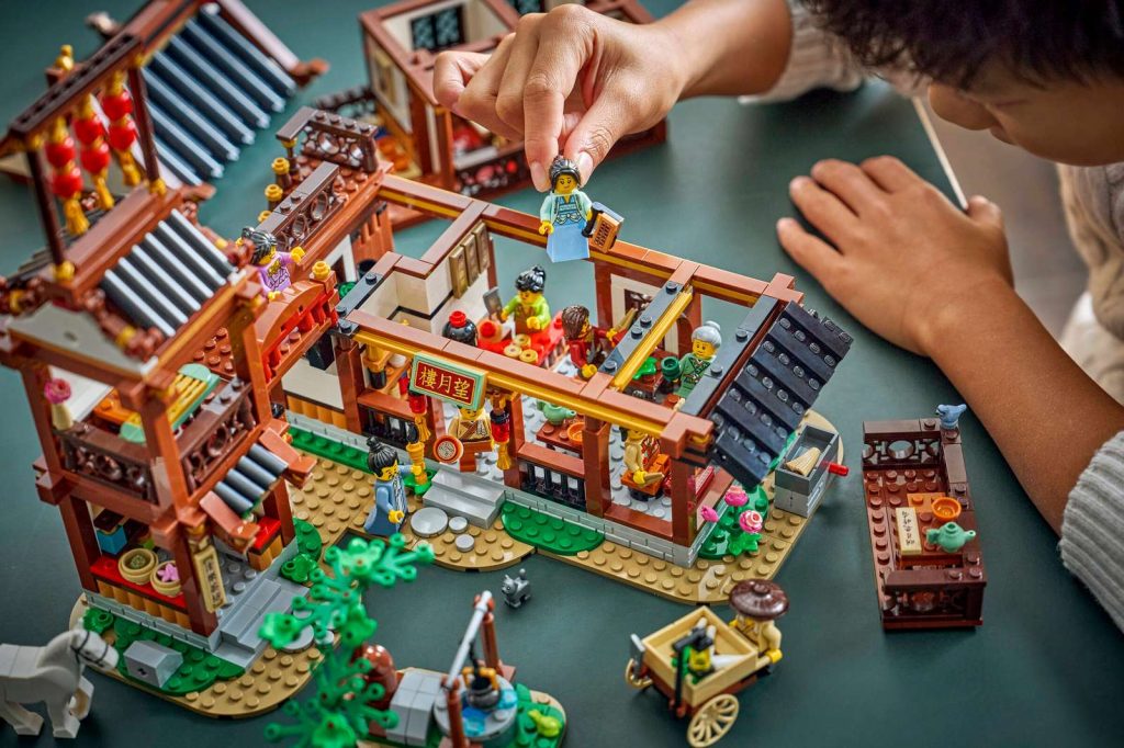 LEGO 80121 Starobylý hostinec s výhľadom na Mesiac