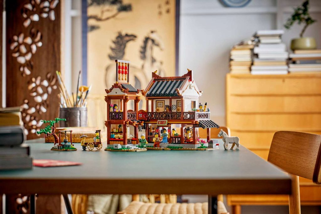 LEGO 80121 Starobylý hostinec s výhľadom na Mesiac