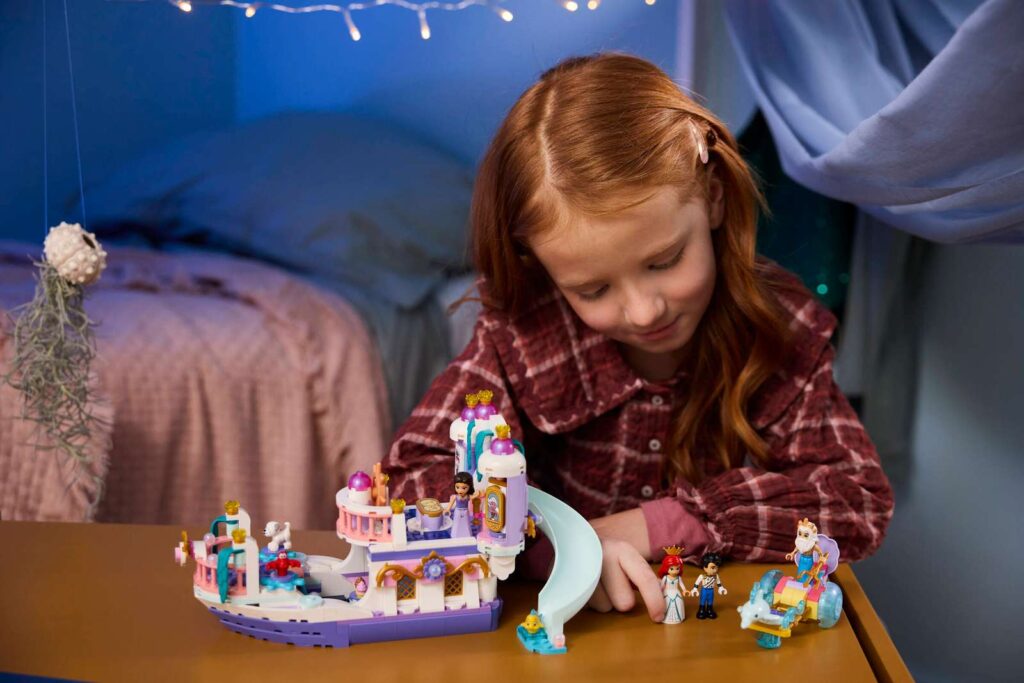 LEGO Disney 43292 Arielina kráľovská svadobná loď